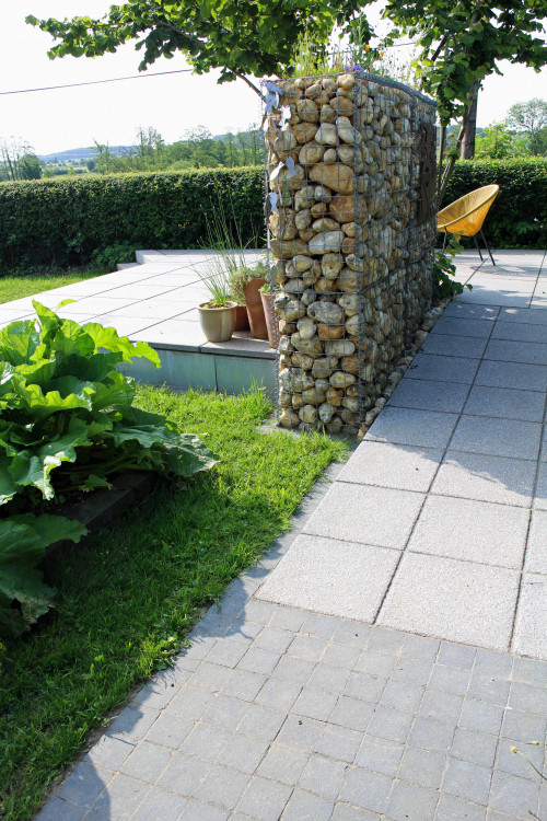 Raised patio garden