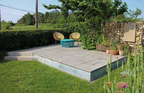 Raised patio garden